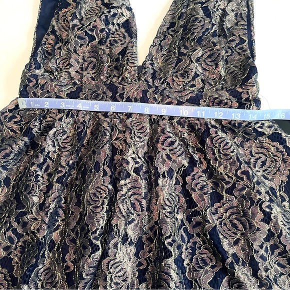 Lulu’s Mini Lace party dress size M deep V front and back gold tone lace - Picture 7 of 10